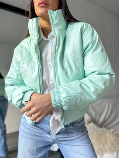 ART. 241201. CAMPERA SIMIL CUERO CON PUÑO Y CINTURA ELASTIZADA - ARABELLA & CO