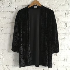 Kimono Curto de Veludo Amassado Preto - comprar online