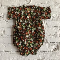 Body Kimono Floral - fundo marrom