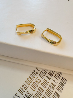 Argola Click Torcida Banhado em Ouro 18k - comprar online