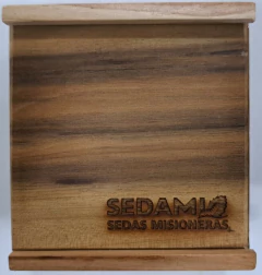 Cajita con 6 carreteles de hilos para bordar en internet