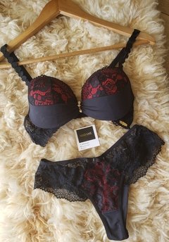 Conjunto preto com vermelho