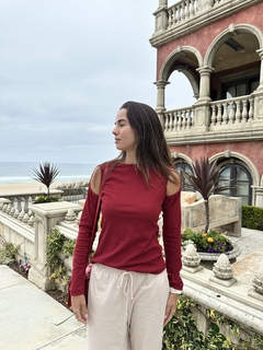 Blusa Fernanda com recorte nos ombros - Cereja - loja online