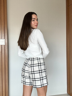 Blusa Fernanda com recorte nos ombros - Off white na internet
