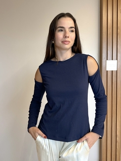 Blusa Fernanda com recorte nos ombros - Azul marinho - LA BRIZ