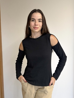 Blusa Fernanda com recorte nos ombros - Preta - loja online