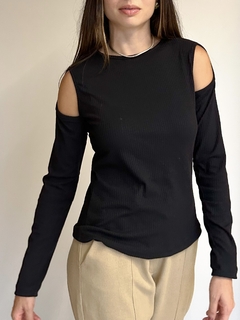 Blusa Fernanda com recorte nos ombros - Preta na internet