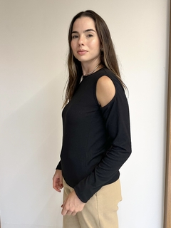 Blusa Fernanda com recorte nos ombros - Preta - LA BRIZ