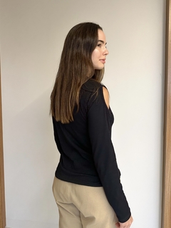 Imagem do Blusa Fernanda com recorte nos ombros - Preta
