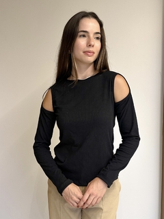 Blusa Fernanda com recorte nos ombros - Preta - comprar online
