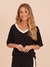 Conjunto feminino de calça e blusa de manga curta com decote em V, em tecido viscolycra, modelo preto com detalhes off-white