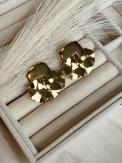 BRINCO CHAPA GRANDE DETALHADO BANHADO A OURO 18K - comprar online