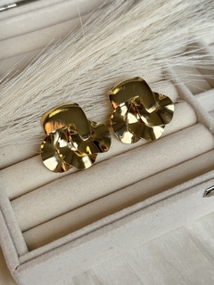 BRINCO CHAPA GRANDE DETALHADO BANHADO A OURO 18K