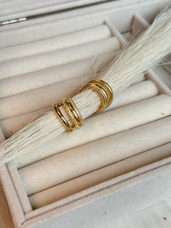 ARGOLA TAM P DETALHADA FOLHEADA A OURO 18K