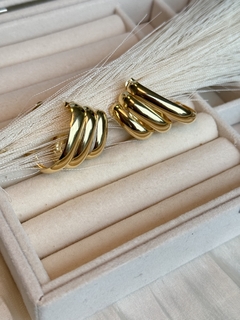 BRINCO DE ARGOLA TRIPLA FOLHEADO EM OURO 18K
