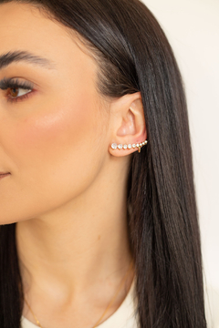 Brinco earcuf com pontos de luz folheado em ouro 18k
