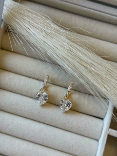 BRINCO ARGOLA CRAVEJADA COM ZIRCONIA CORAÇÃO - ARY SEMI JOIAS