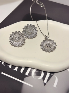 Conjunto Brinco + Colar Flor Ródio - comprar online