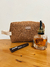 Monedero con manija waffle -canela - - comprar online