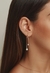 Brinco filete com duas pérolas multicolor em banho de ouro 18K.