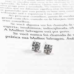 Brinco quadrado cravejado na internet
