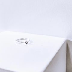 Piercing argola de nariz com ponto de luz