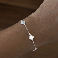 Pulseira trevos carvejados com madrepérola - comprar online