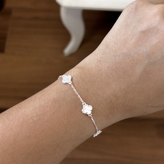 Pulseira trevos carvejados com madrepérola - Cassemiro Joias