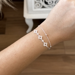Pulseira dupla trevos cravejados na internet
