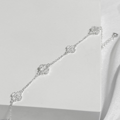 Pulseira trevos carvejados com madrepérola na internet