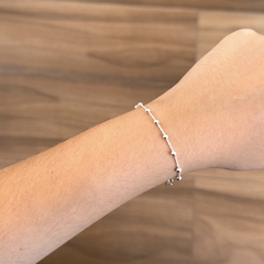 Pulseira bolinhas com cruz na internet