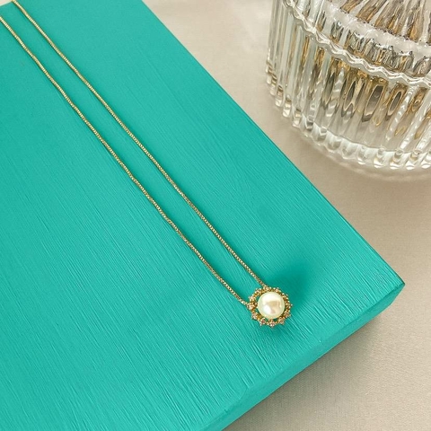 Colar pingente pérola cravejado ao redor banhado a ouro 18k