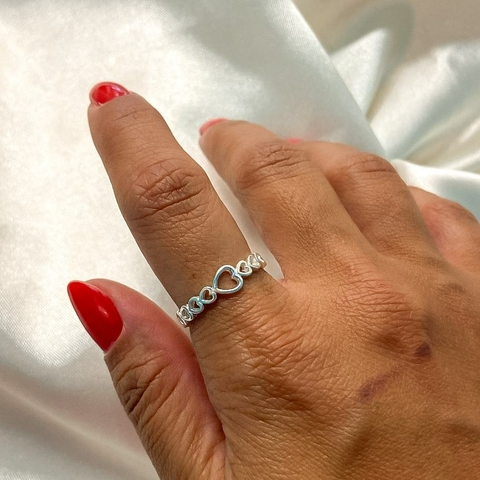 Anel fileira mini corações vazados em prata 925