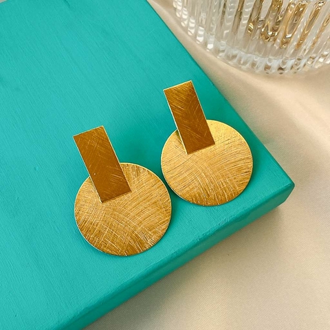 Brinco geométrico retângulo e círculo detalhe escovado banhado a ouro 18k