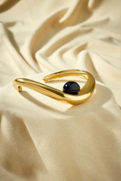 ANNA PRATA. BRACELETE PRESENTE ONIX DOURADO IND