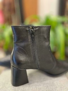 BOTA COURO BICO QUADRADO SANTA LOLLA na internet
