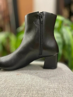 BOTA COURO BICO FINO PRETO na internet