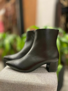 BOTA COURO BICO FINO PRETO