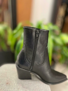 BOTA CANO MÉDIO COURO PRETO - Top Line