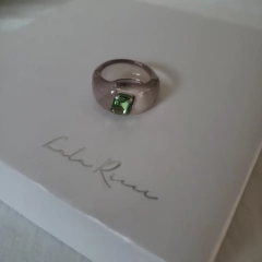 Anillo Kelly de acrílico con piedra de color - comprar online