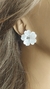 Brinco flor coração resinada