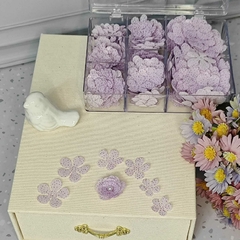 RECORTE FLOR TAFETÁ COM BRILHO (MONTA 10 FLORES=60 RECORTES) - comprar online