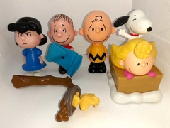 Lucy-Charlie-E-Sally-Brown+Snoopy-e-Linus-Mc-Donalds-2015