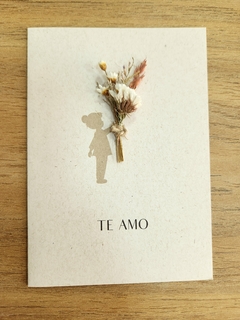 Imagem do Cartão Artesanal "Te Amo" - Flores Desidratadas