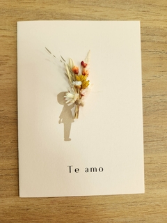 Cartão Artesanal "Te Amo" - Flores Desidratadas - Percalina Arte Floral - Encadernação Artesanal