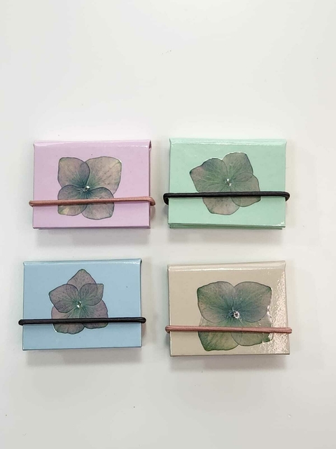 Bloquinho adesivo com flor natural - comprar online