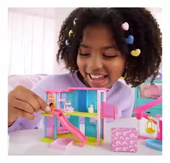 Barbie Barbieland Mini Casa Para Muñecas Ascensor Y Piscina Color Rosa Chicle - comprar online