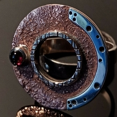 Imagen de Anillo de Cobre, alpaca y Plata con texturas y Granate
