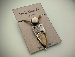 Colgante de Plata 925 con texturas, Cuarzo rutilo y Opérculo (Ojo de Shiva) - De la Guarda Joyería