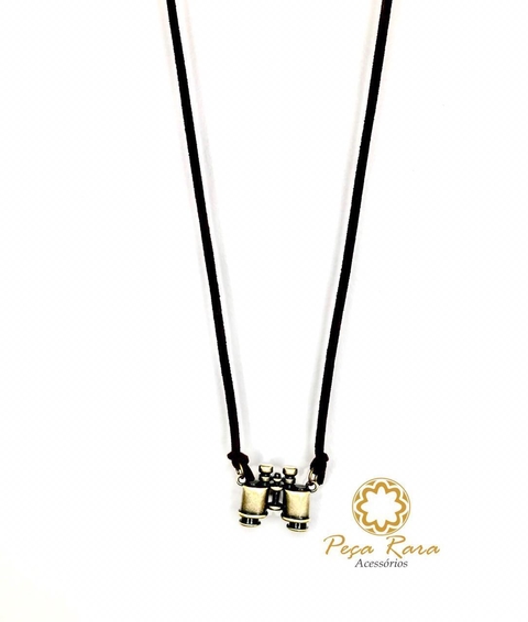 Colar fio camurça longo pingente binóculo ouro velho by Peça Rara